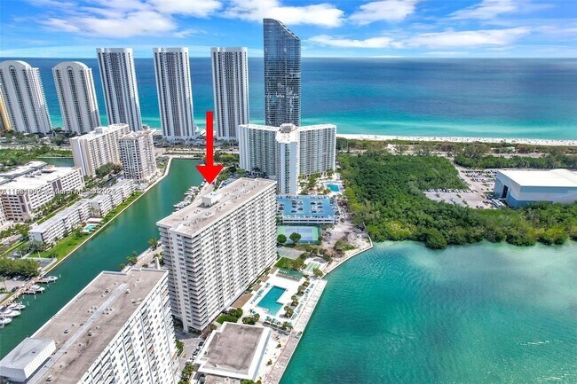 Foto del edificio - 300 Bayview Dr