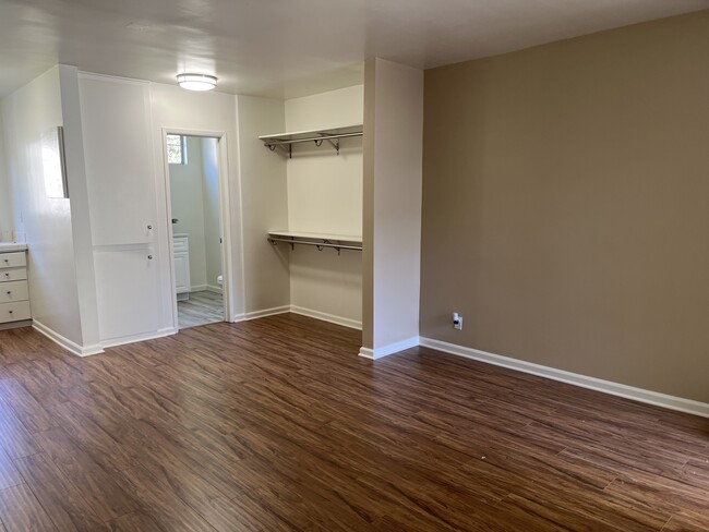 Building Photo - 6939 Hazeltine Ave
