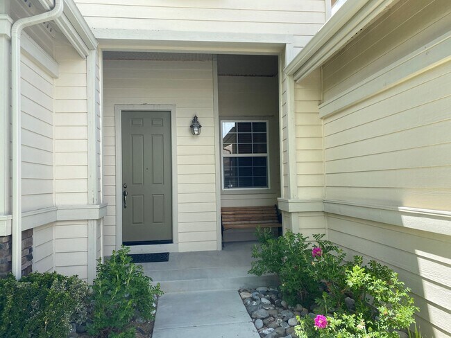 Foto del edificio - Huge 4 Bed 2 Bath + Den Golf Course Hom...