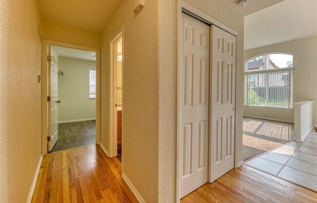 Building Photo - 8105 Dartmoor Ct
