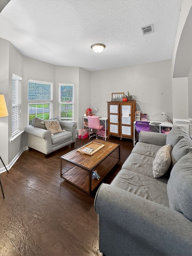 Building Photo - SPRING MOVE-IN SPECIAL: 50% OFF 1ST MONTH'S RENT!**