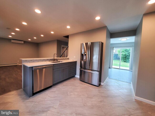 Building Photo - 2850 Normandy Dr