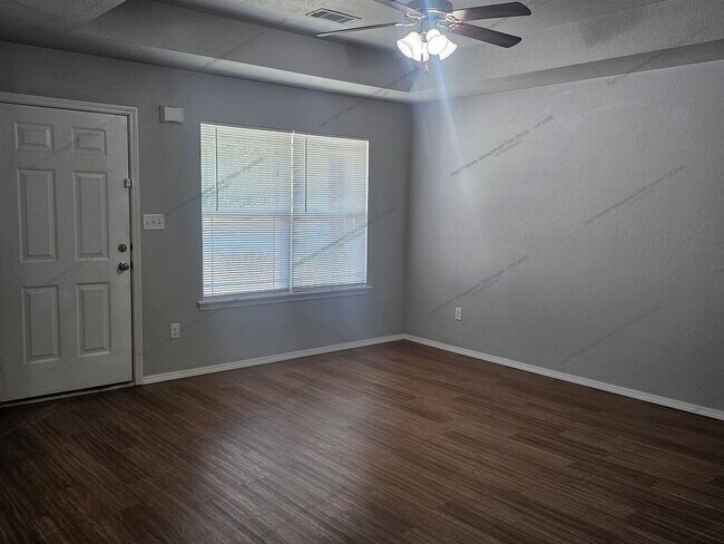Foto del edificio - 2121 Ingalls Ln