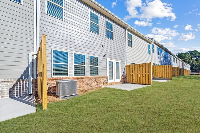Los amplios patios traseros privados ofrecen el entorno perfecto para relajarse, entretenerse y disfrutar de la vida al aire libre. - Surrey Green