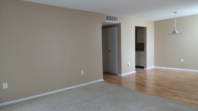 Building Photo - 1/1 Second Floor Condo in Royal Arms Commu...