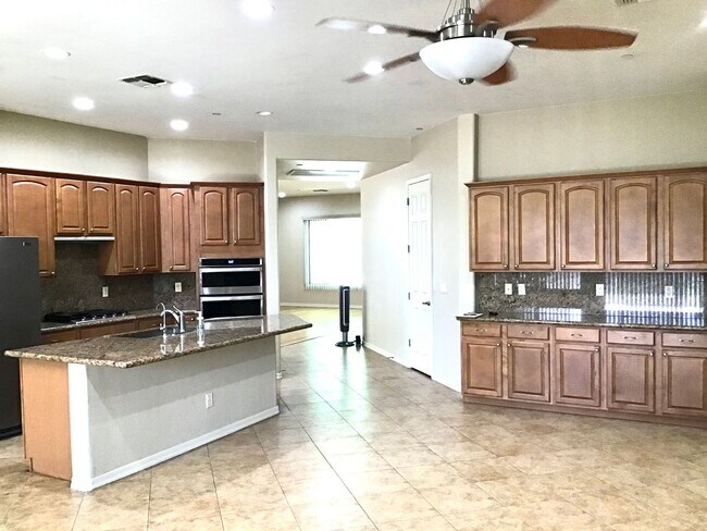 Foto del edificio - 5 Bdrm, 3 Full bath, clean nice home in Oro Valley-La Canada & Naranja