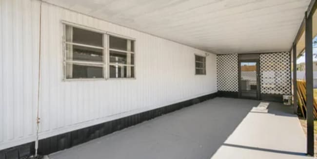 Building Photo - 8445 SE Wren Ave