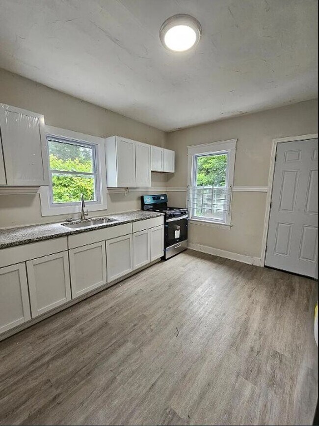 Building Photo - Spacious Elegance: Luxurious 4-Bedroom Sin...