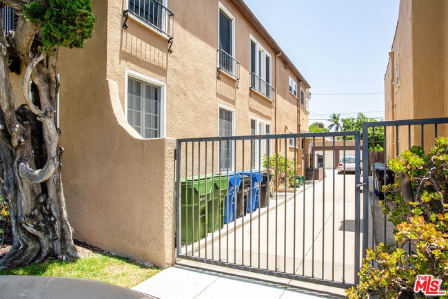 Building Photo - 840 S Curson Ave