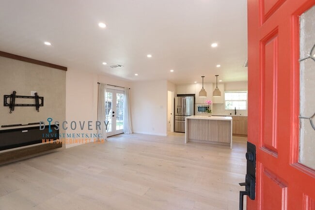 Building Photo - Your Ideal Mid-Century Modern Retreat Comi...