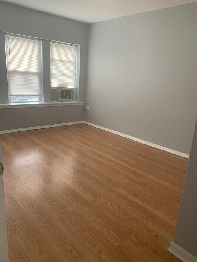 Living room - 7948 S Ridgeland Ave
