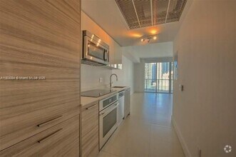 Building Photo - 1300 Brickell Bay Dr