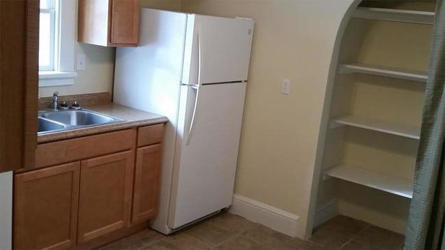 Building Photo - Beautiful renovated 3 bedroom apartment