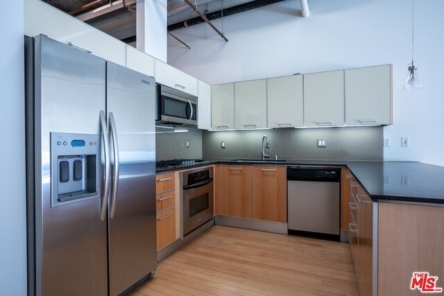 Foto del edificio - 645 W 9th St