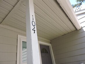 Building Photo - 17401 Red Oak Dr