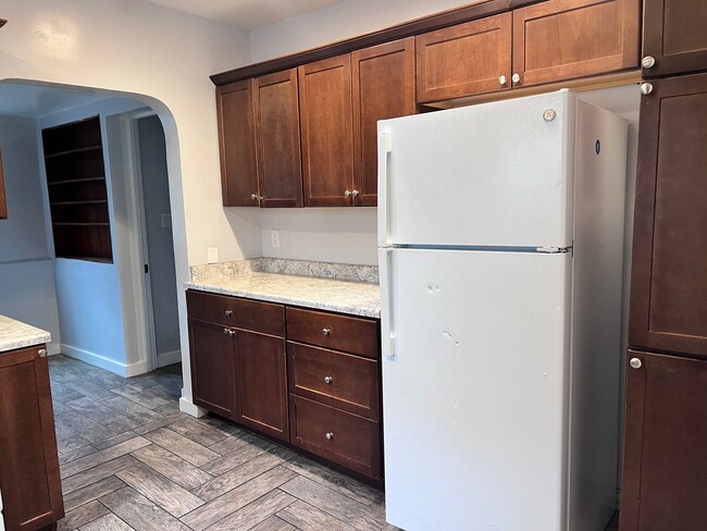 Building Photo - 3 Bedroom, 2 Bath w/ kitchen appliances, l...