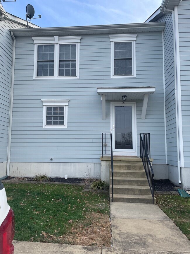Spacious townhome located in quiet community that backs to the woods. - 131 Pine Ridge Ct