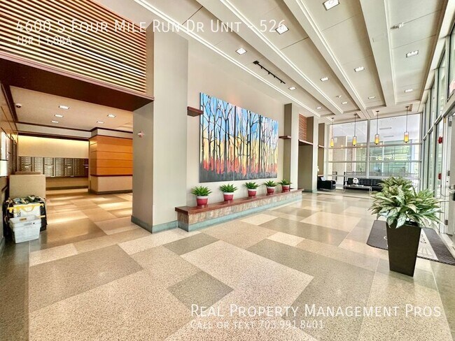 Foto del edificio - Gorgeous and Sunny! Utilites and Parking I...