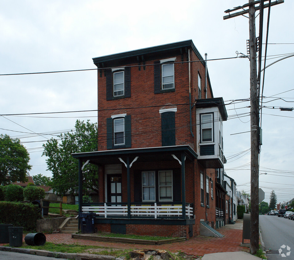 Building Photo - 237 E Wood St