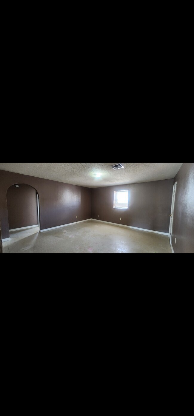 Building Photo - 3505 Golden Dr