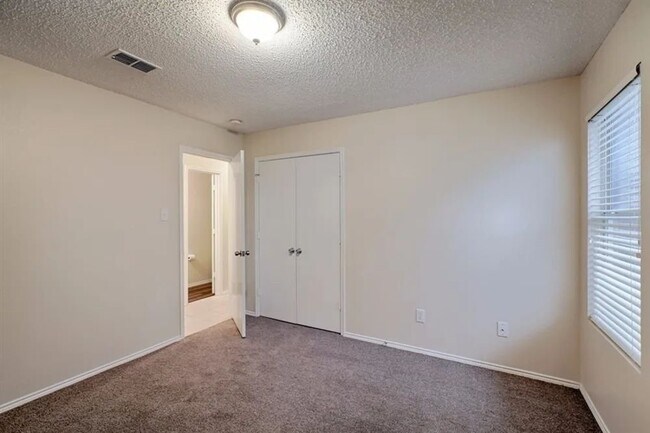 Foto del edificio - 4604 Bellcrest Dr