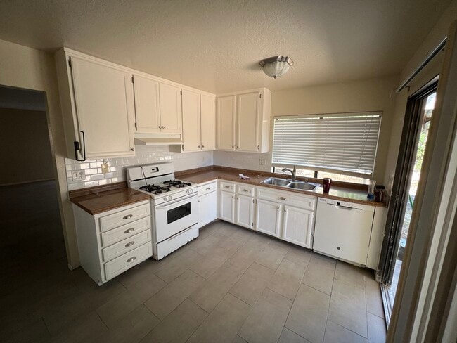 Building Photo - 120 Avenida Las Brisas