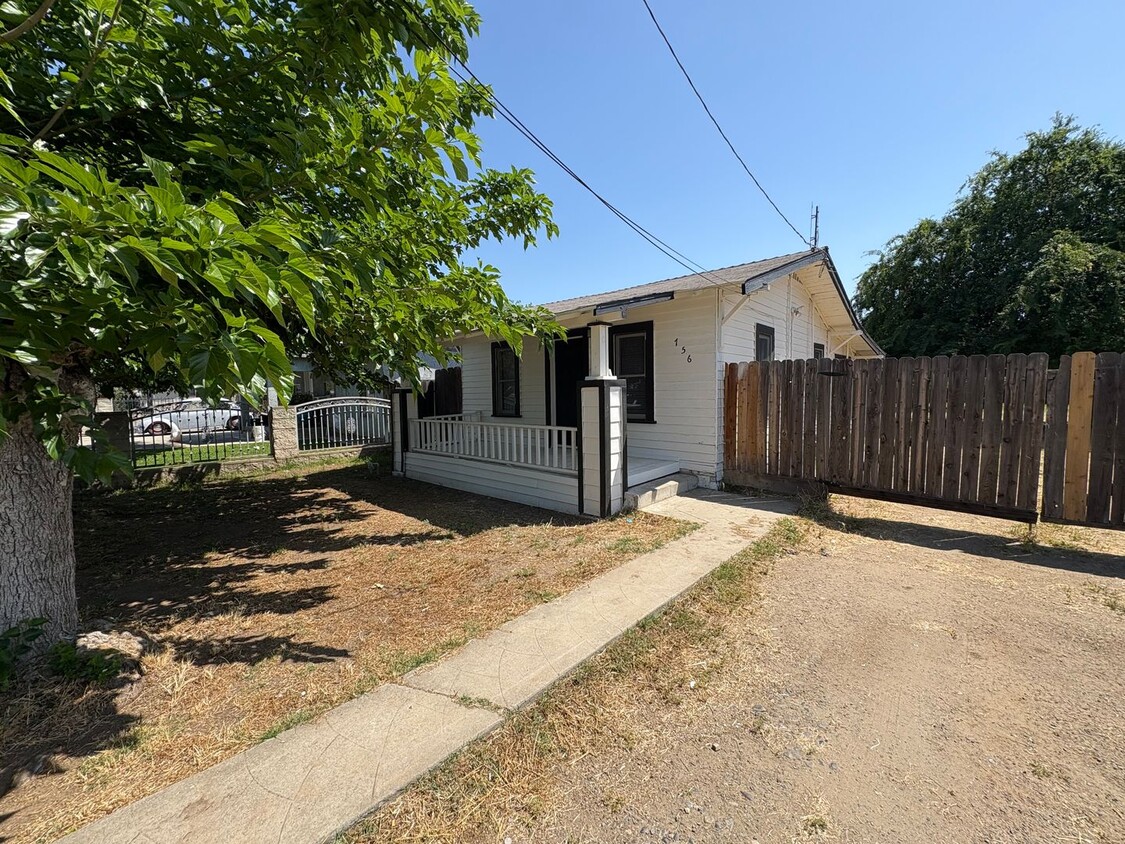 Foto principal - Spacious Dinuba Home Rent Ready!