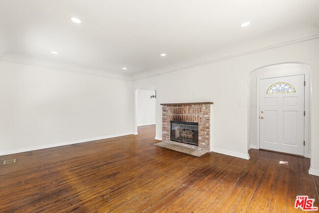 Building Photo - 1122 S La Peer Dr