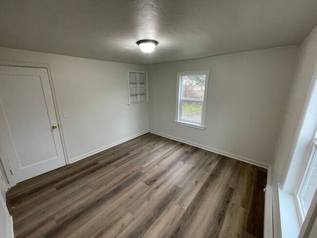 Building Photo - 3 Bedroom - 1 Bath Single Family  Home- AV...