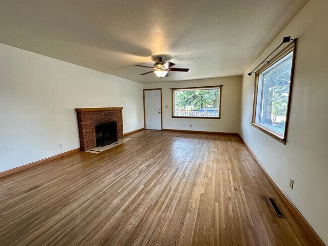 Foto del edificio - Spacious 3 Bedroom/1.5 Bath with a Bonus Room