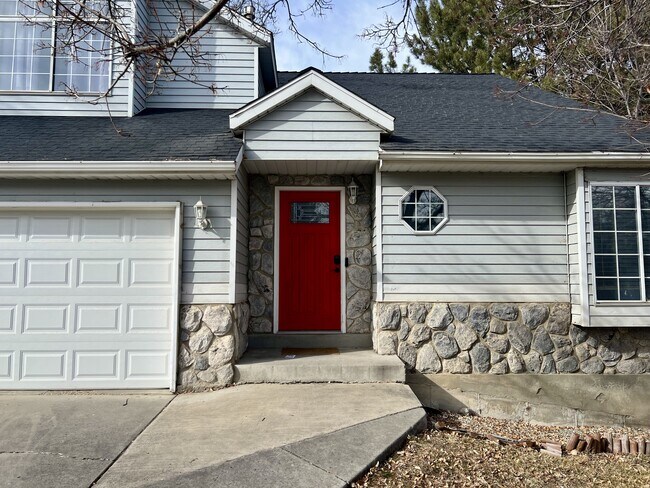 Building Photo - 2211 Sierra Dr