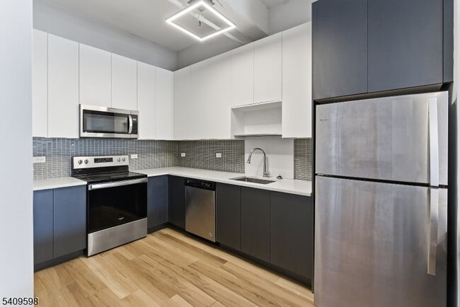 Building Photo - 160 Lafayette St