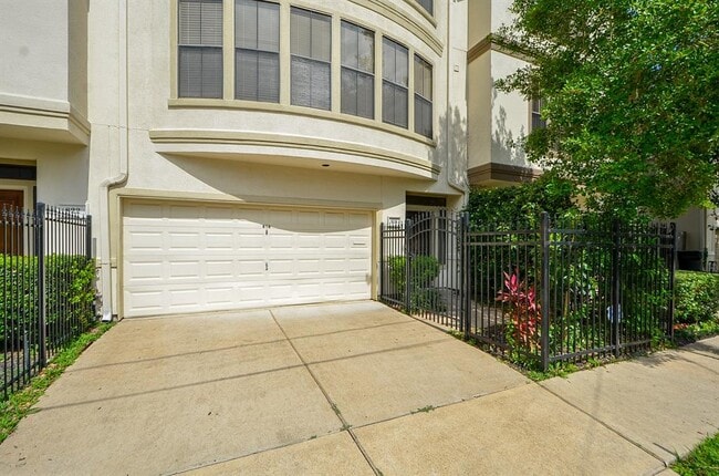 Building Photo - 818 Reinicke St