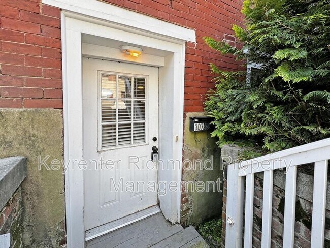 Building Photo - 307 Cedar St