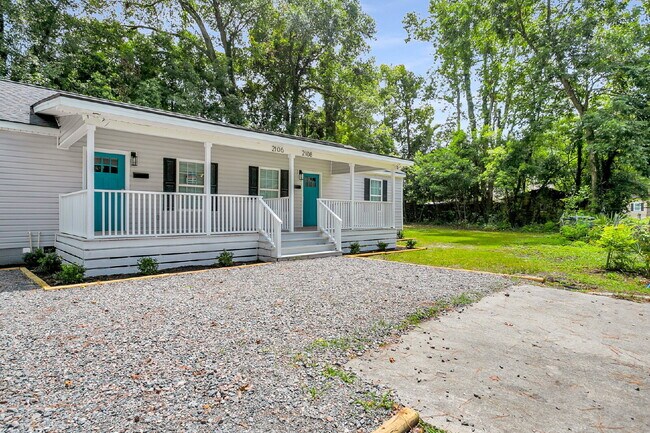 Foto del edificio - Updated Duplex on quiet street close to downtown.