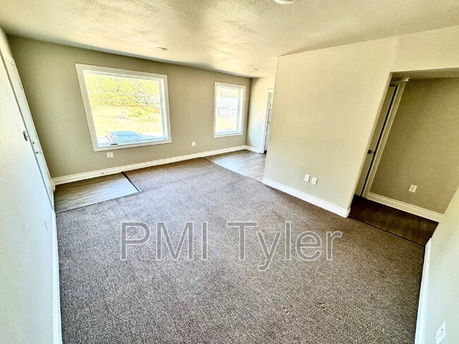 Building Photo - 1816 W Oakwood St