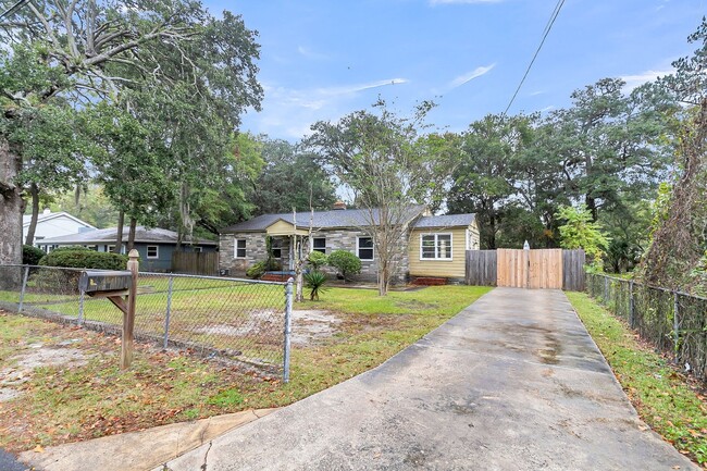 Building Photo - Charming Single-Family Home in Oak Forest,...