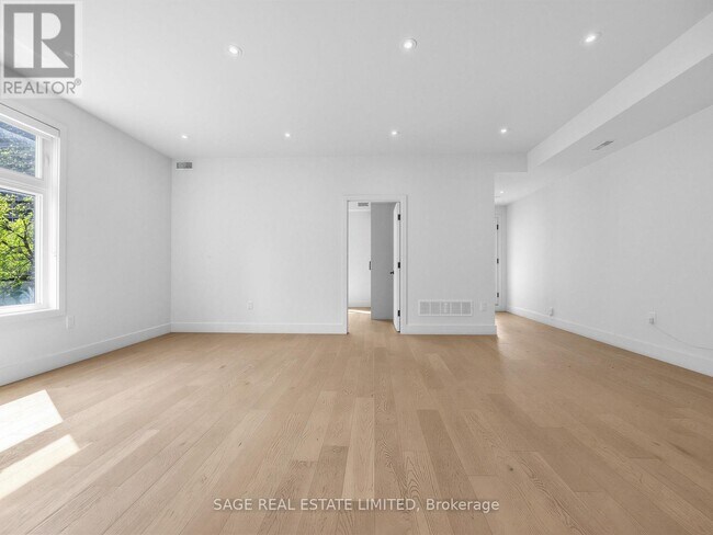 Building Photo - 909 Castlefield Ave