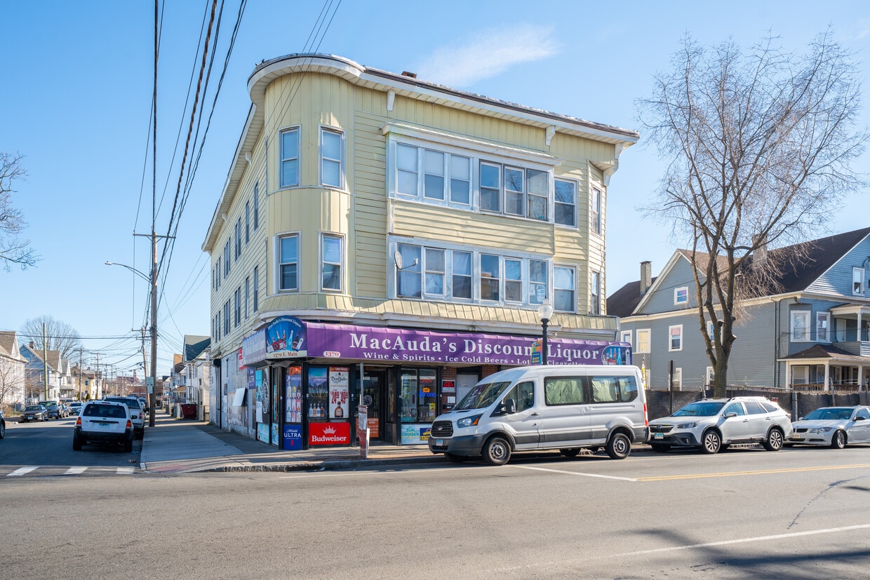 Foto principal - 1368 E Main St