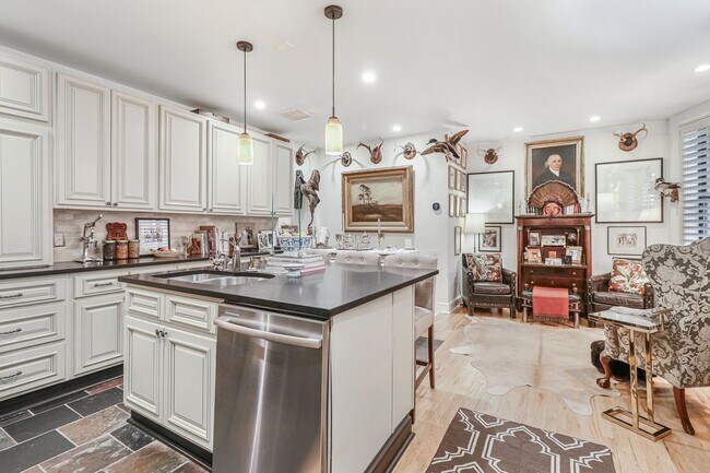 Foto del edificio - Amazing Adams Morgan Two-Level Condo| Parking included!
