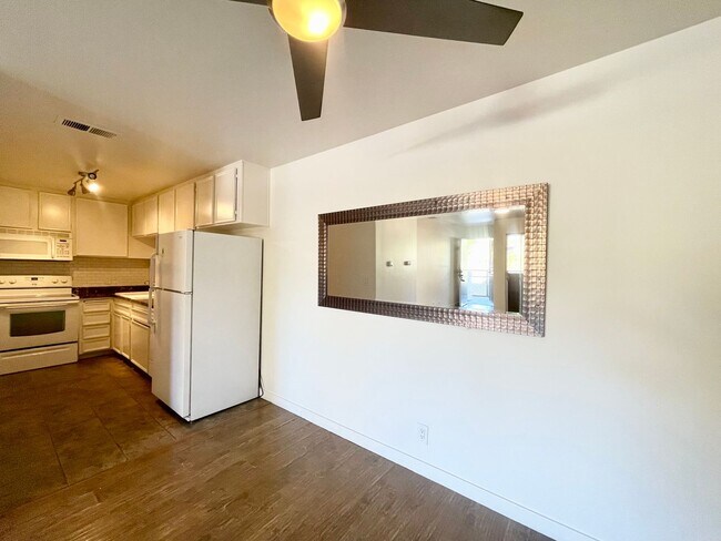 Building Photo - AVAILABLE NOW! 1 Bedroom 1 Bathroom Upstai...