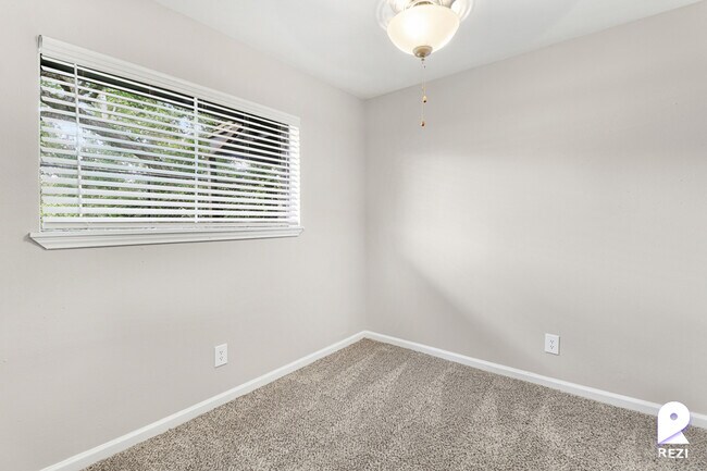 Foto del edificio - 8217 Fulton St