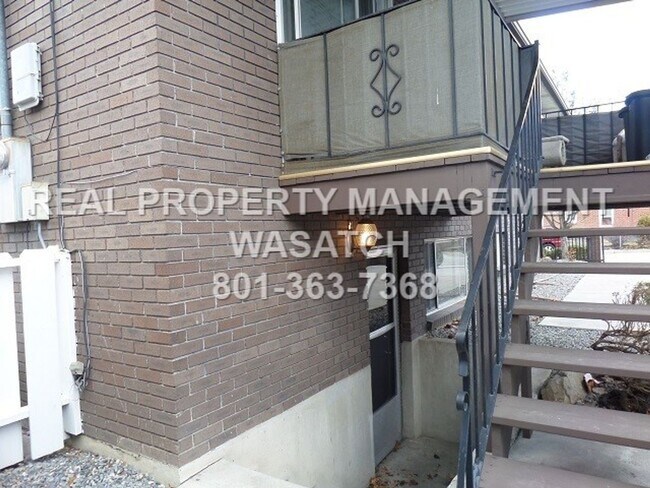 Building Photo - 1 Bedroom 1 Bath Duplex $1299 utilities in...