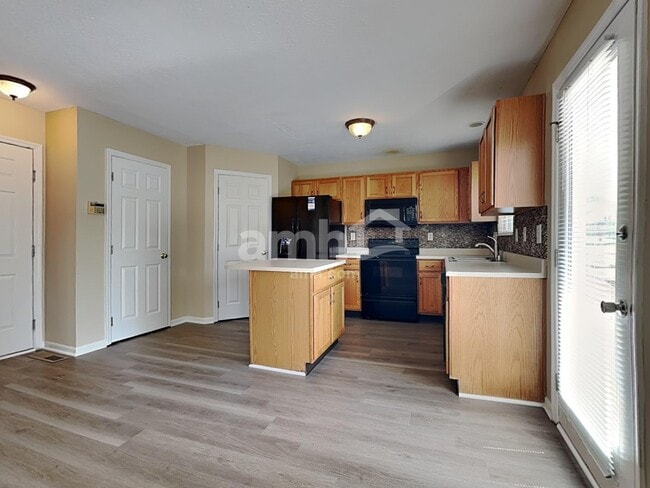 Building Photo - 161 Lakeview Dr