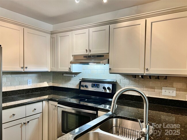Foto del edificio - 3306 Selwyn Farms Ln