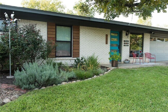 Building Photo - 11900 Spring Hill Dr