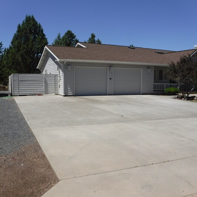 Foto del edificio - Charming Single Level Home in Quiet Awbrey...