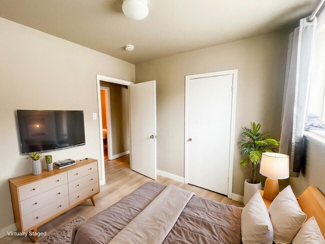 Building Photo - Alex 20