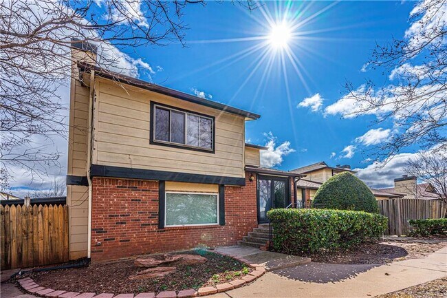 Foto del edificio - 8806 N Rockwell Dr