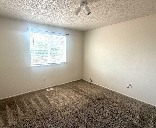 Foto del edificio - Spacious 4 Bedroom Home in Meadowood Neighborhood in East Aurora and Minutes to Buckley SFB